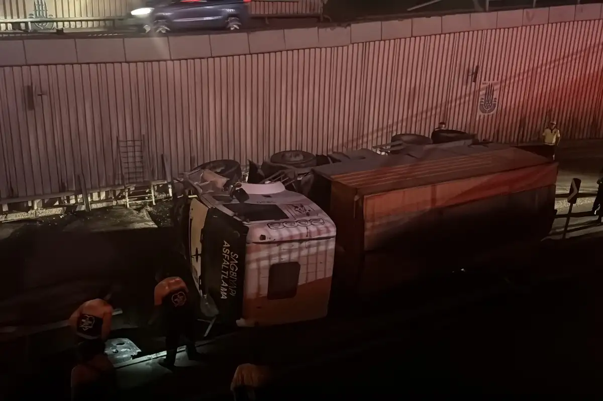 İBB'ye bağlı asfalt kamyonu alt geçit yoluna düştü