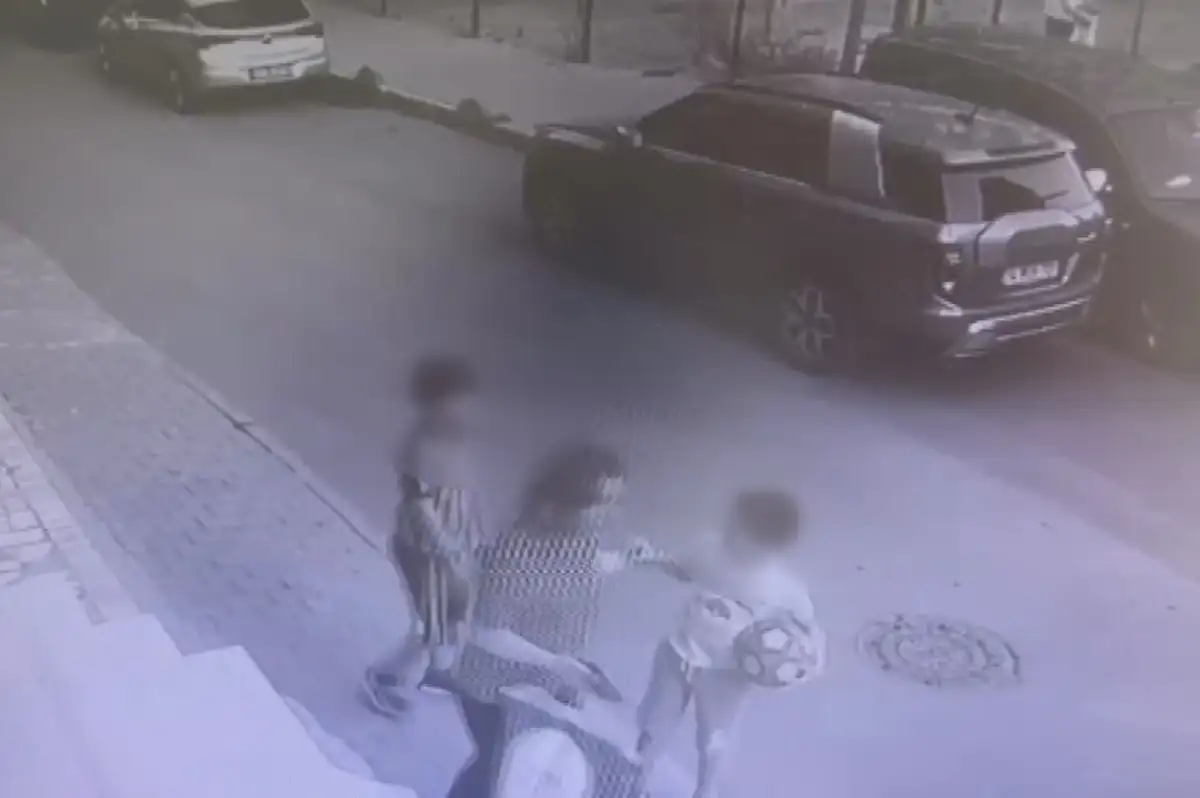 Silahlı kavgada sokakta oyun oynayan çocuk vuruldu