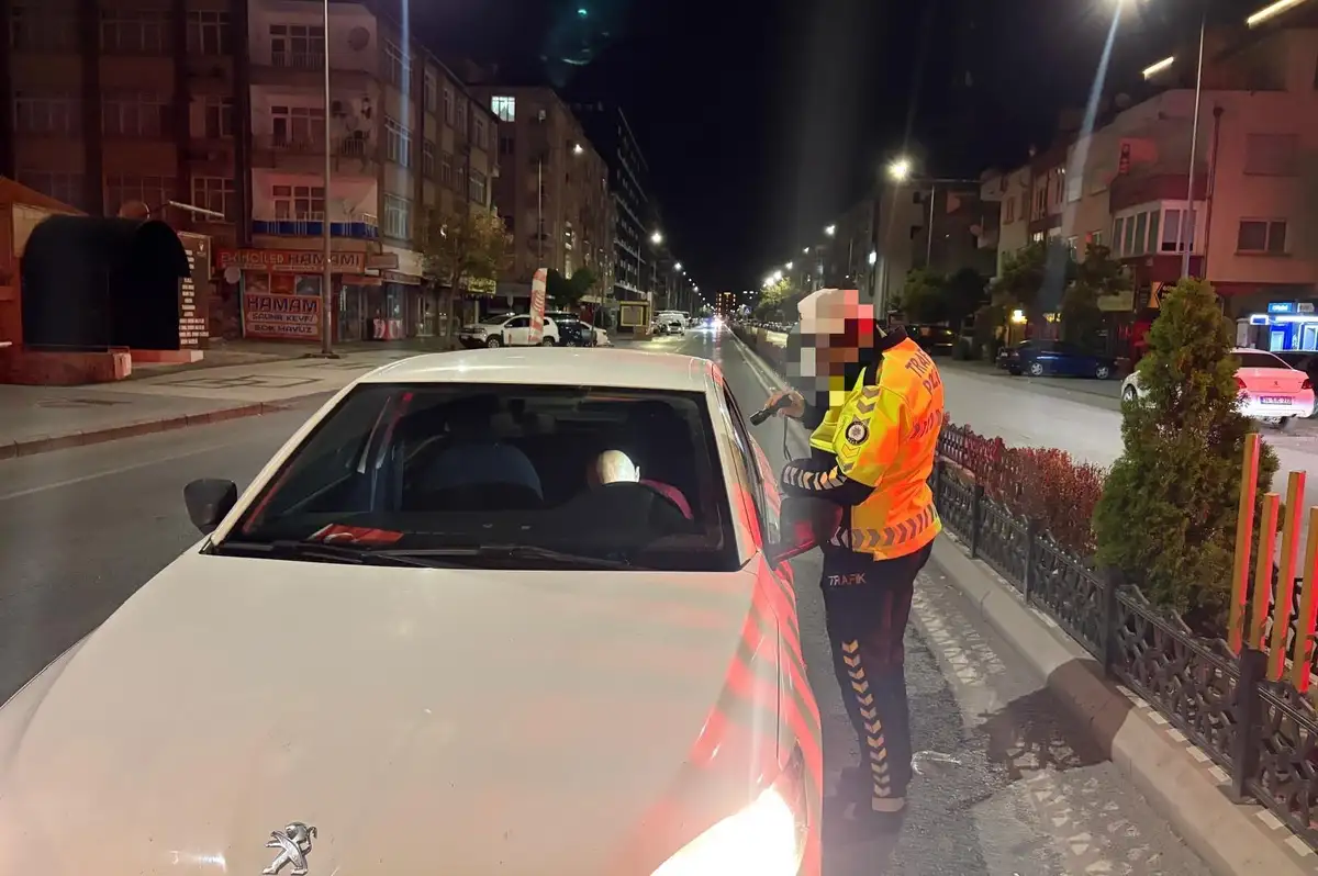 Yolun ortasında polisin uyandırdığı sürücü, geri uyudu