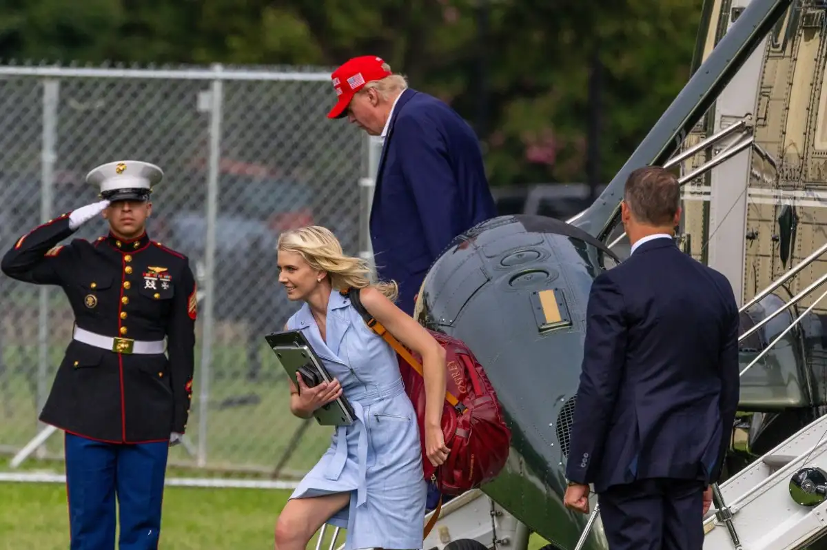 Donald Trump üç danışmanına 45 bin dolar nakit hediye etti