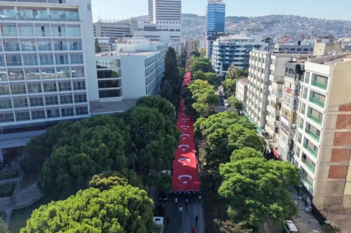 İzmir'de 9 Eylül Kutlamaları Zafer Yürüyüşü ile Başladı