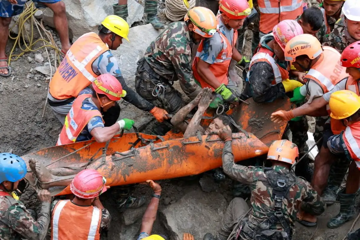 Nepal selinde tünelde mahsur kalan işçiler 9 gün sonra kurtarıldı