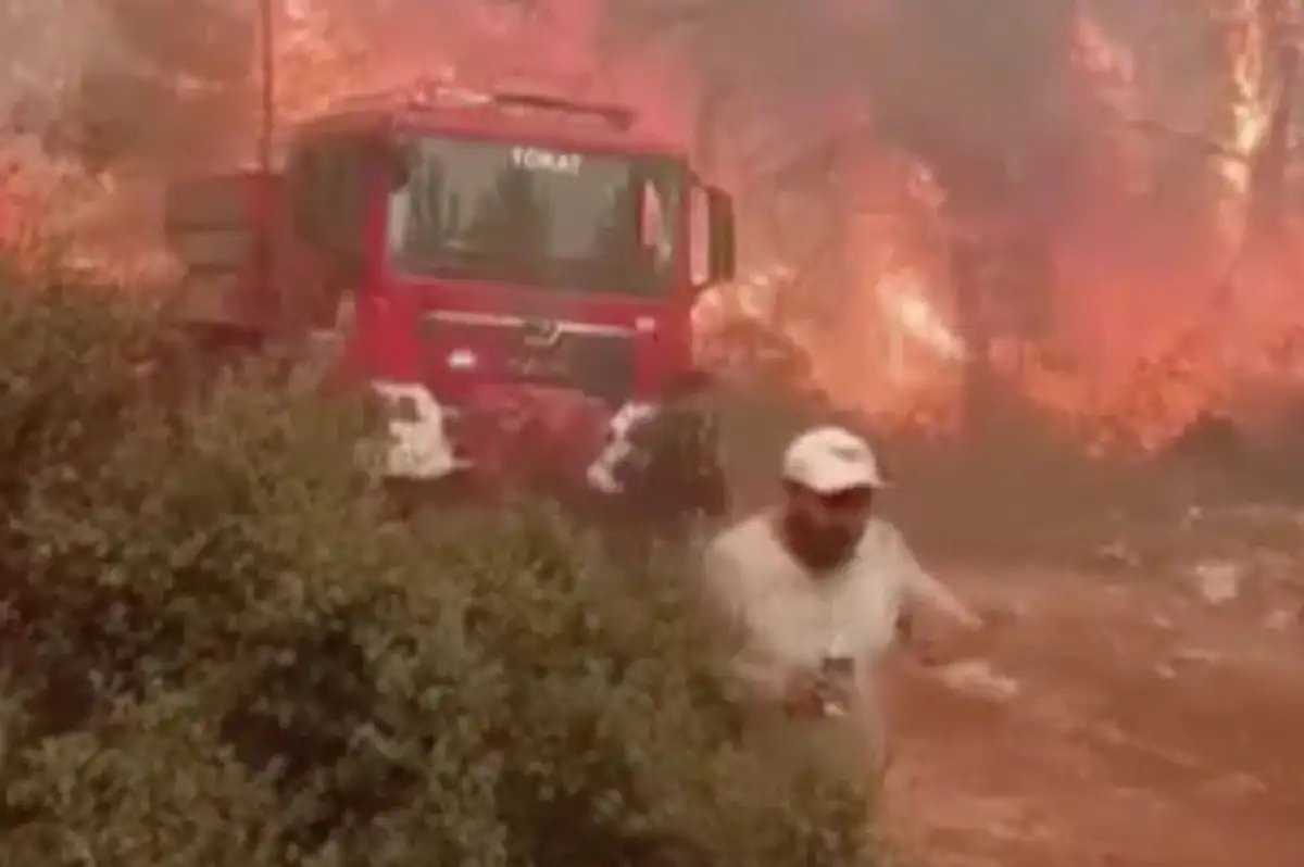 Antalya Aksu'da Ekipler Yangında Alevlerin Arasında Kaldı