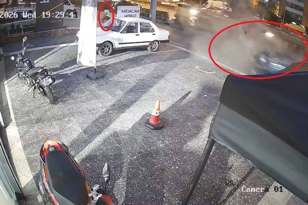 Antalya'da feci kaza: Motoru fırladı, yaya 5 saniyeyle kurtuldu
