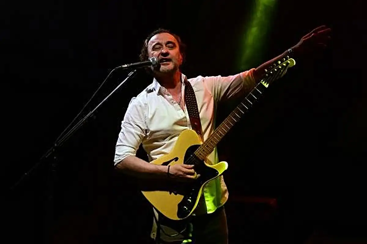 Şarkıcı Nev karaciğer rahatsızlığı nedeniyle yoğun bakımda