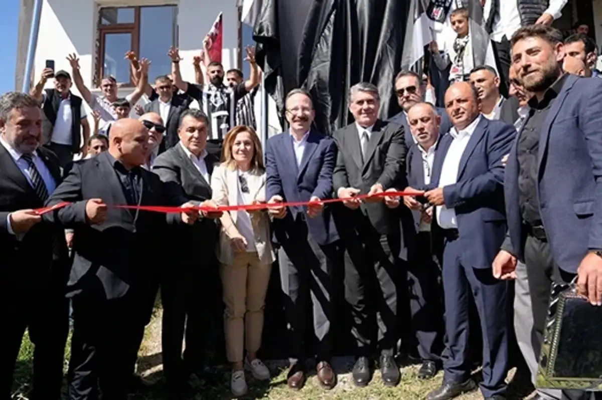 Serdal Adalı, Ardahan’ın Beşiktaş Köyü'nde kartal heykeli açtı
