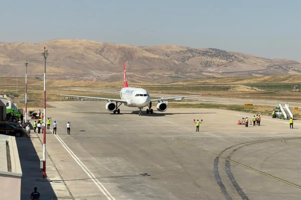 Siirt Havalimanı yeniden açıldı, ilk uçak İstanbul'dan geldi