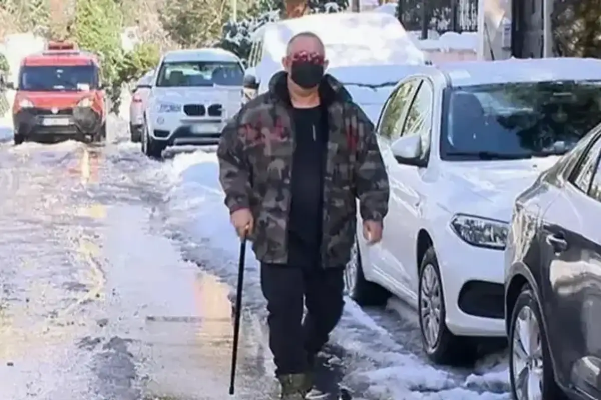 Cem Yılmaz’dan "Bastonla Geziyor" Haberlerine Danslı ve Esprili Yanıt