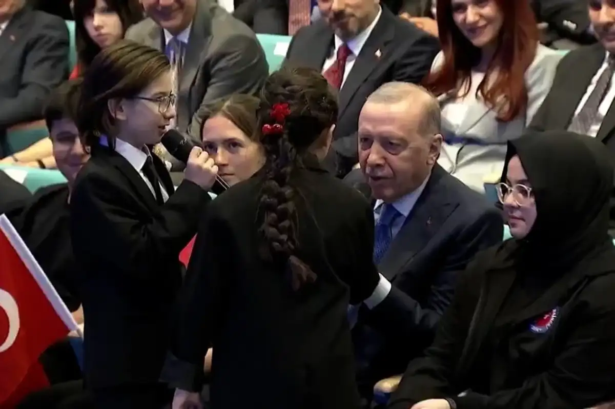 Cumhurbaşkanı Erdoğan, Öğrencilerle "Çayeli'nden Öteye" Türküsünü Söyledi