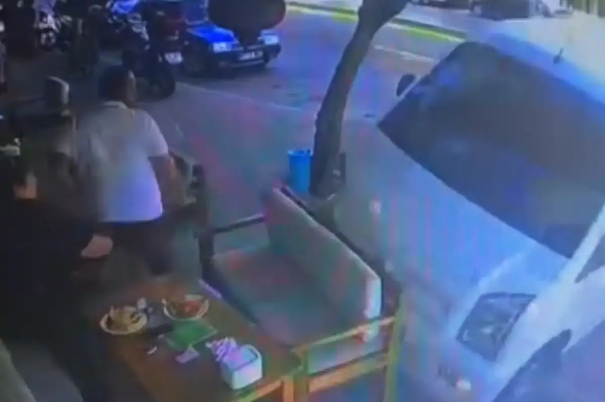 Minibüs kafeye daldı, müşteriler son anda kurtuldu