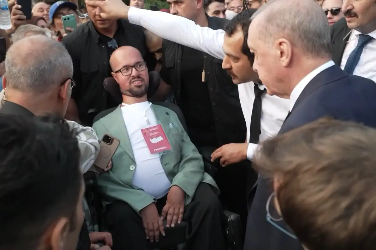 Erdoğan Samsun'da engelli gencin yanına otobüsten indi