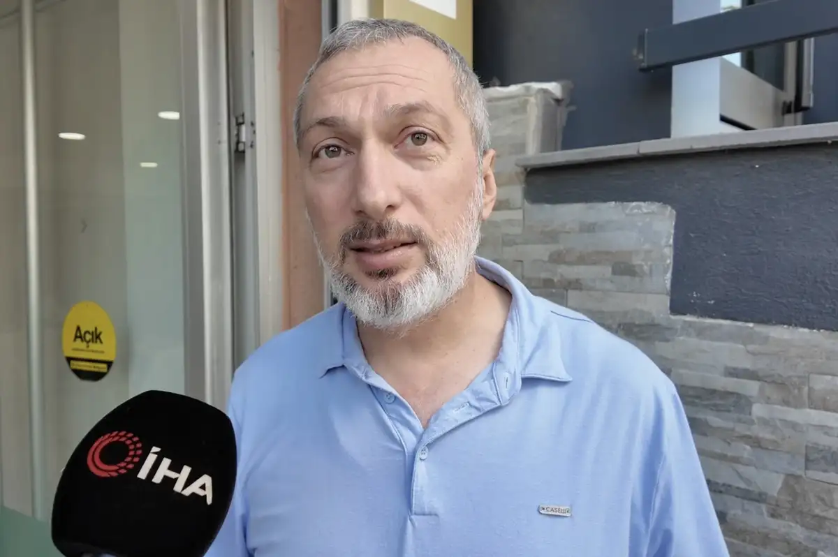 Ofisteki sesin peşine düşen emlakçı kediyi tabeladan kurtardı