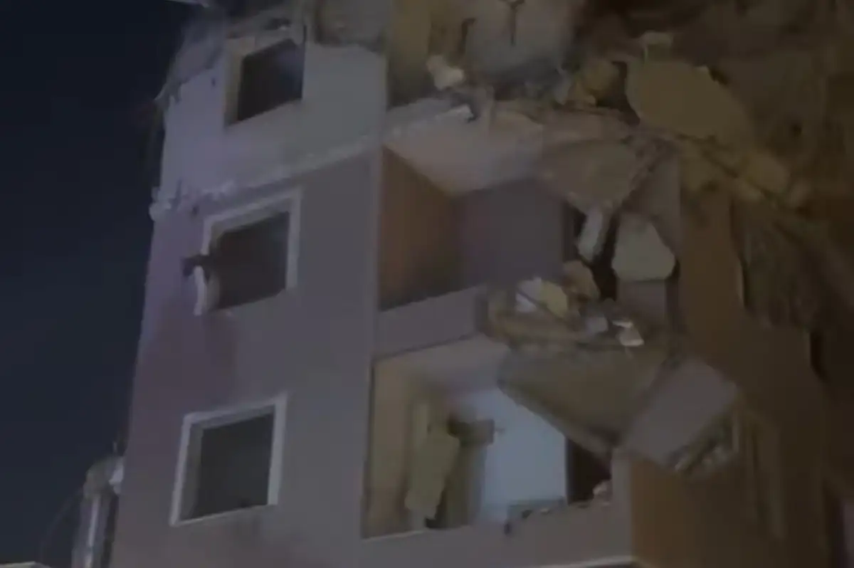 Küçükçekmece'de yıkım sırasında bina çöktü: 2 kişi yaralandı