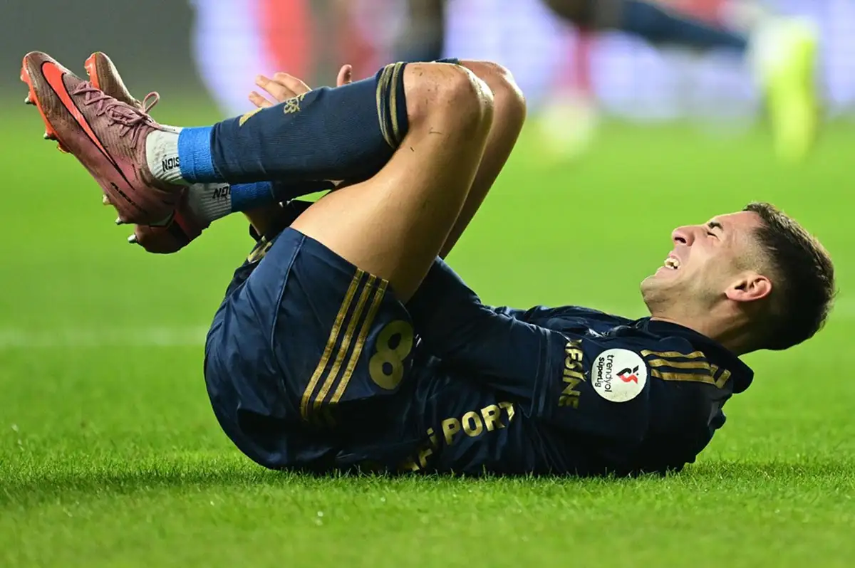 Fenerbahçe'de Mert Müldür Ameliyat Oldu! İşte Sahalardan Uzak Kalacağı Süre