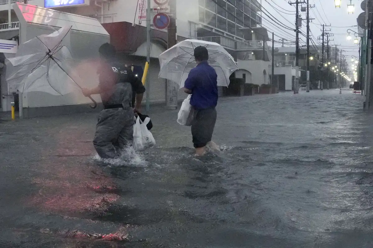 Japonya'da tayfun alarmı. 1.9 milyon kişiye tahliye uyarısı
