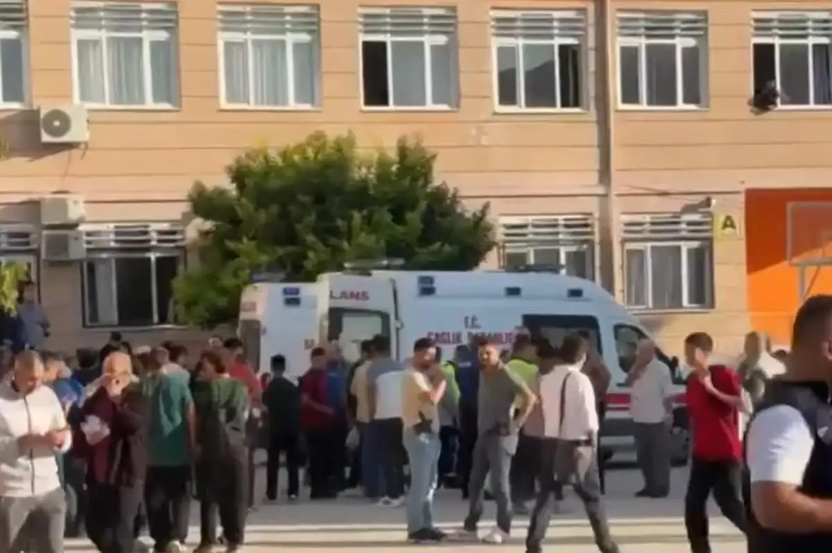 Manisa'da Okul Önünde Silahlı Saldırı Dehşeti! Yaralı Öğrenciler Var...