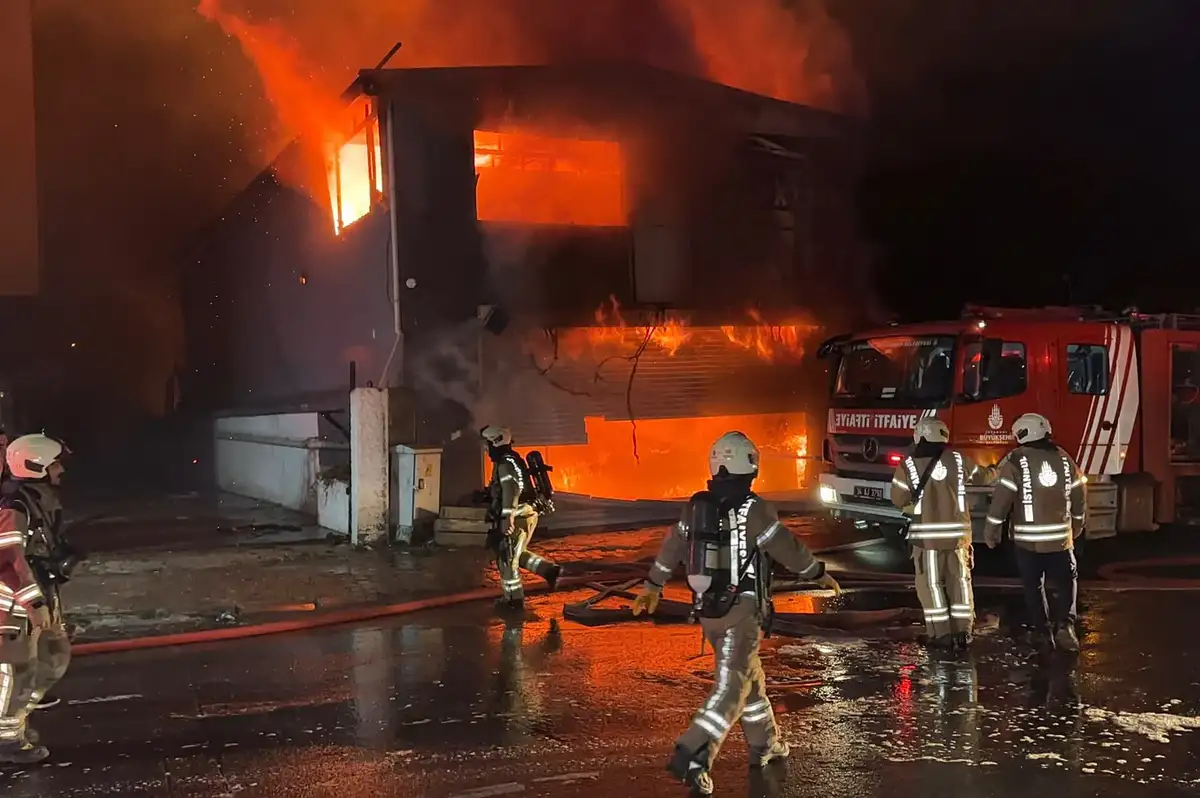 Esenyurt'ta lastikçi dükkanında yangın çıktı, 5 iş yerine sıçradı