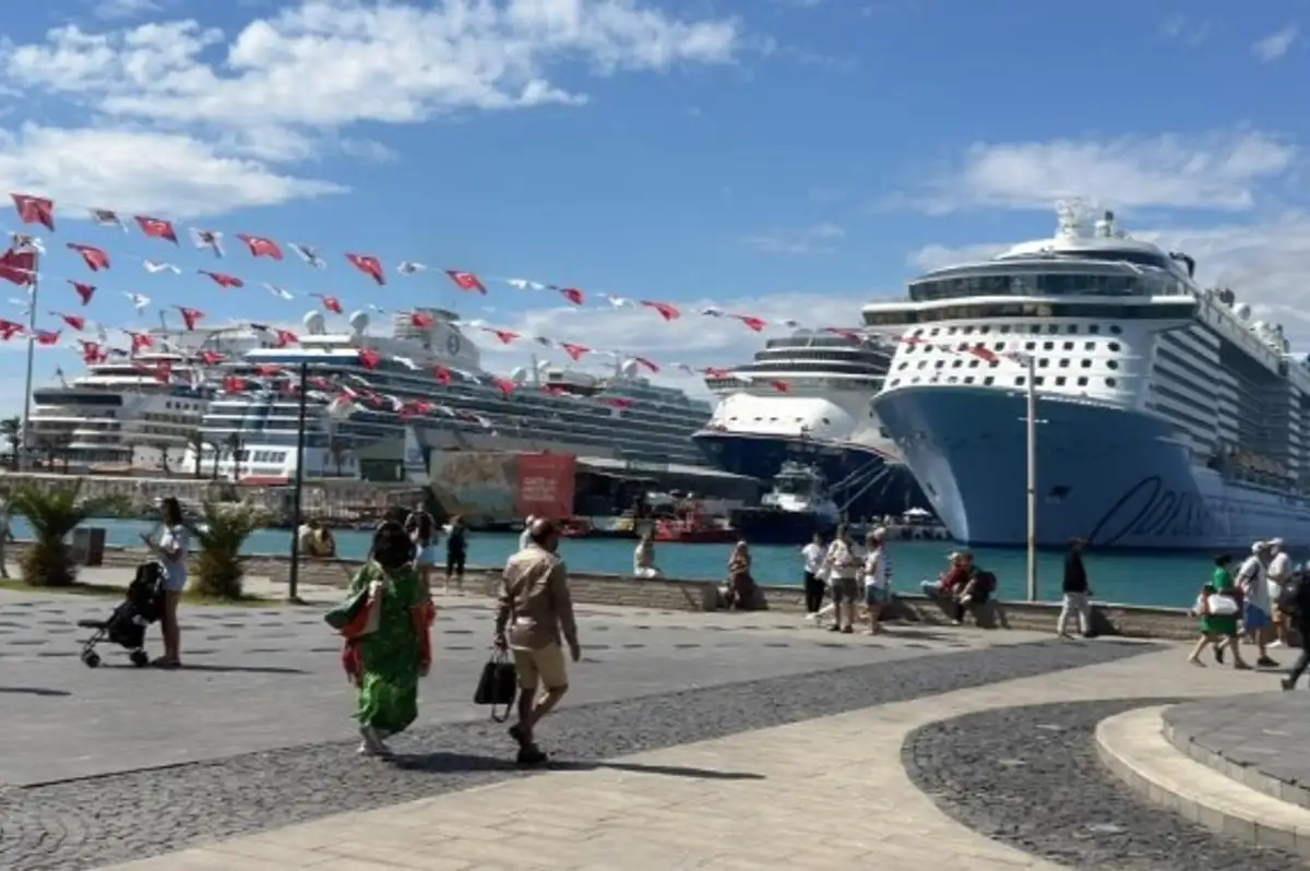 Kuşadası ve Bodrum'a Dev Kruvaziyerlerle Turist Akını