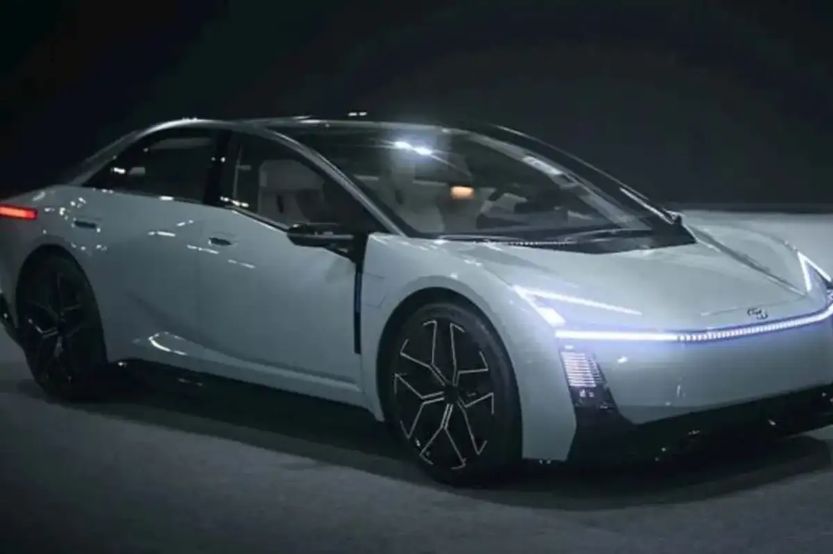 Toyota Corolla 2027'de Elektrikli Seçenekle Sunulacak
