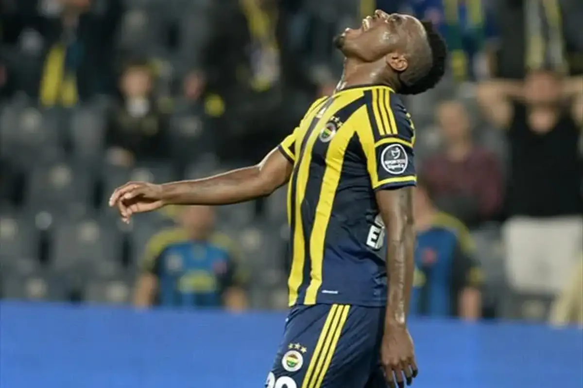 Fenerbahçe'nin Unutulmaz Golcüsü Emenike Yıllar Sonra İstanbul'da: Mahalle Kahvesinde Kivi Keyfi Yaparken Görüldü