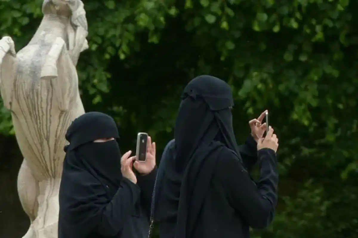 İtalya'da okullarda burka ve peçe yasağı getirildi