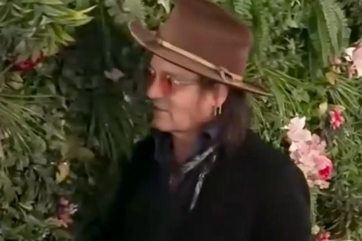 Johnny Depp Katıldığı Festivalde Süs Bitkilerini Isırdı