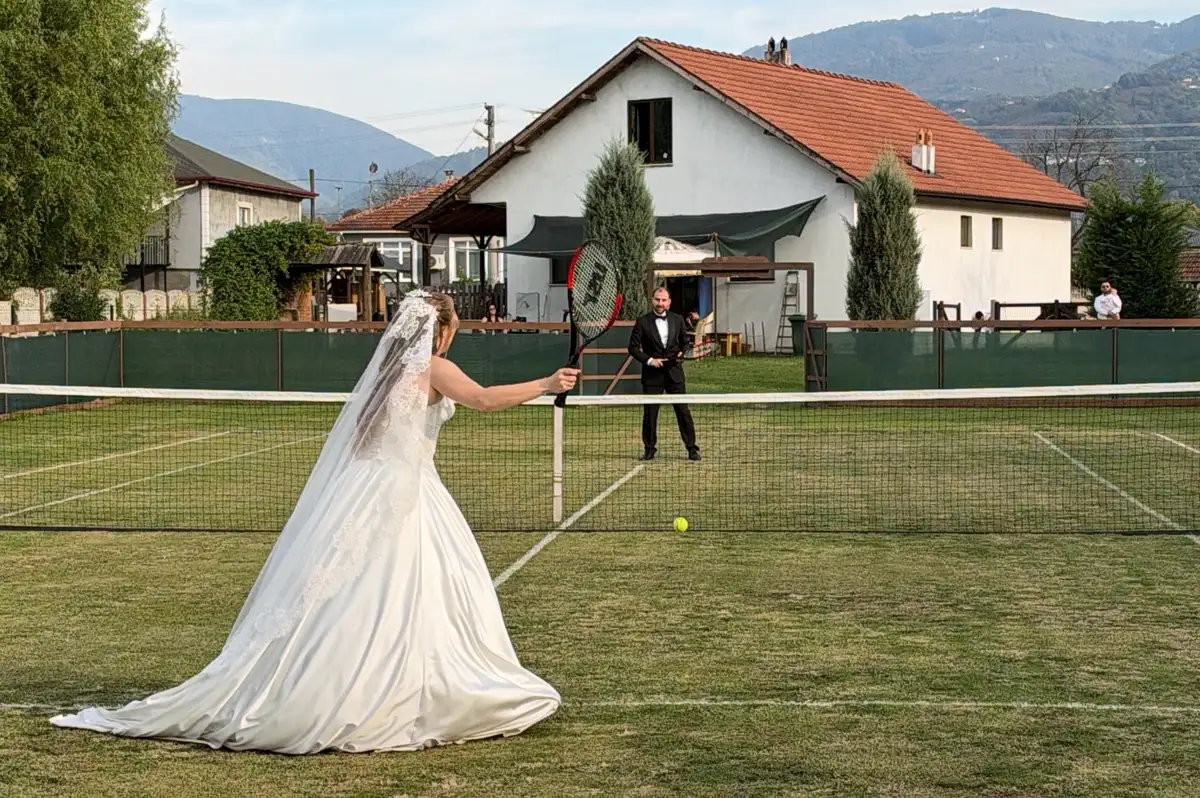 Tenis dersinde başlayan aşk köyde gelin damat olarak kutlandı