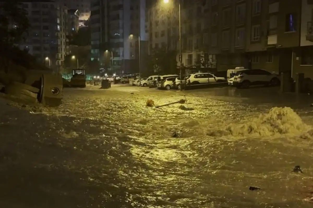 Ankara Keçiören'de sağanak sonrası rögar taştı