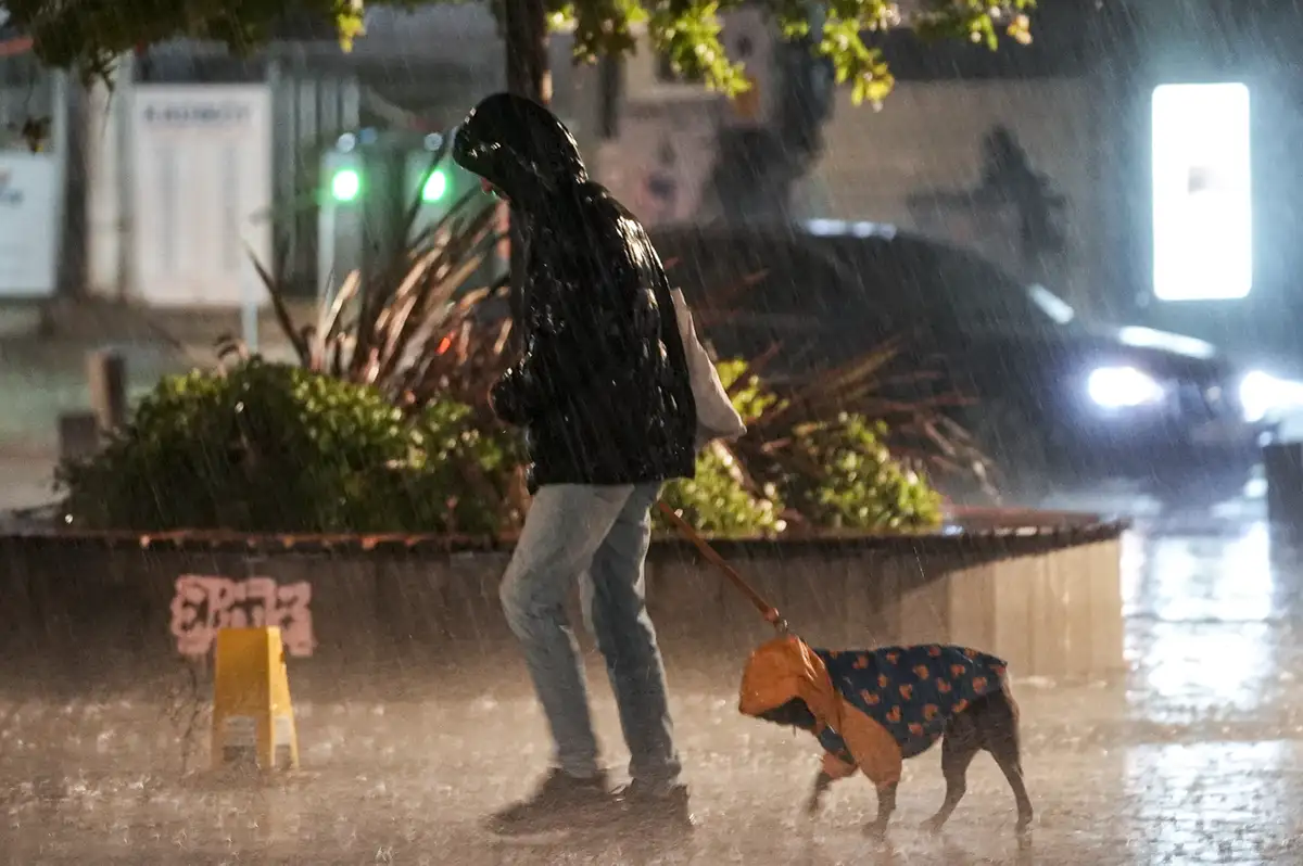 İstanbul'da kuvvetli yağış ve rüzgar gece yarısına kadar sürecek