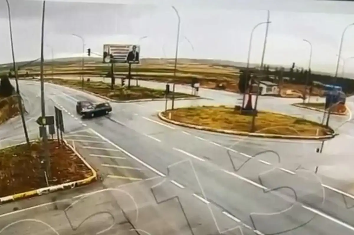 Kütahya'da iki otomobilin çarpıştığı kaza kamerada; 2 ölü, 8 yaralı