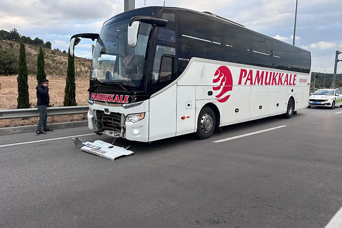 Ayvacık'tan İzmir'e Giden Yolcu Otobüsü Otomobil ile Çarpıştı: 2 Ölü