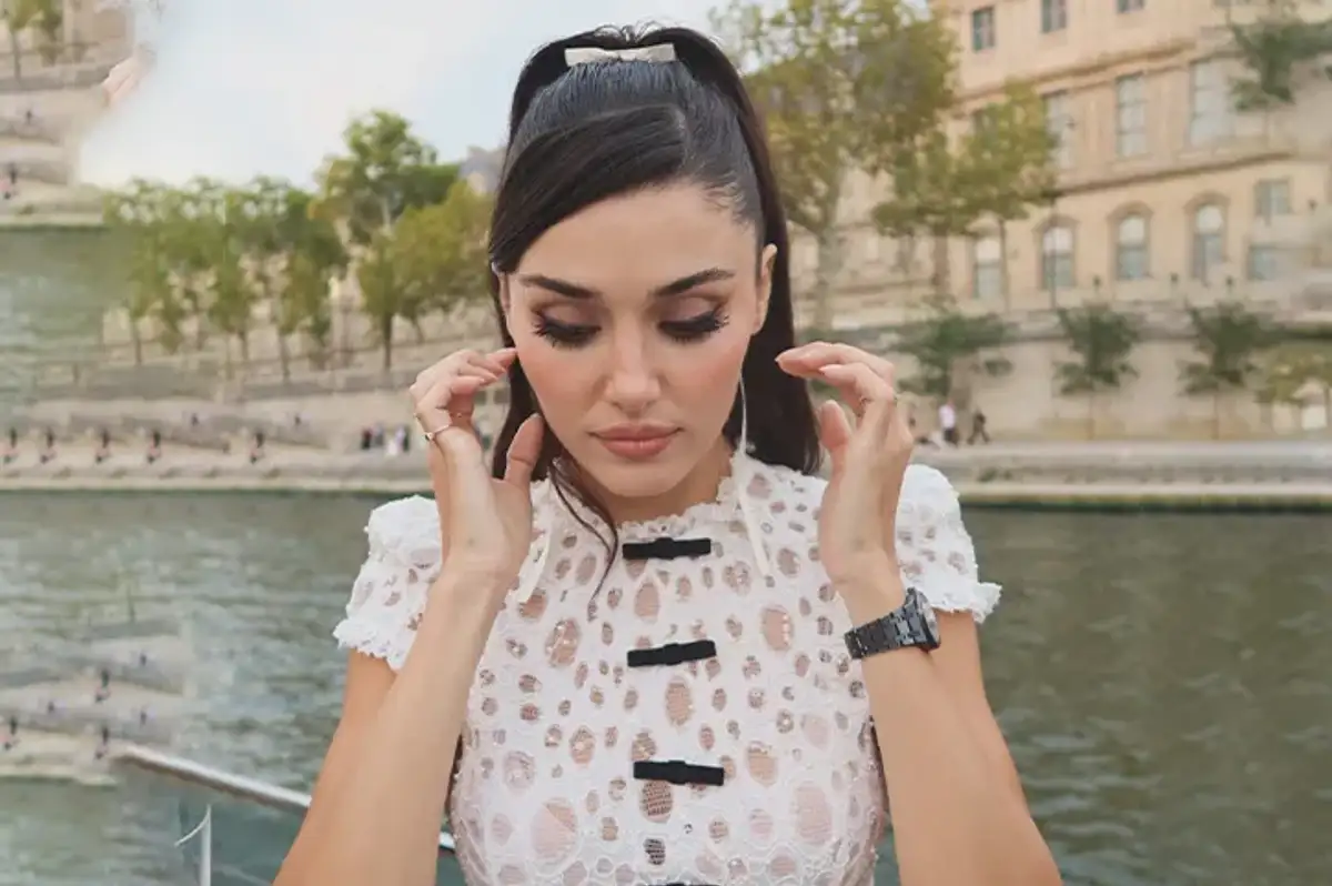 Hande Erçel Moda Başkentlerini Fethetti: Milano’dan Sonra Paris’ten Paylaşım Yaptı