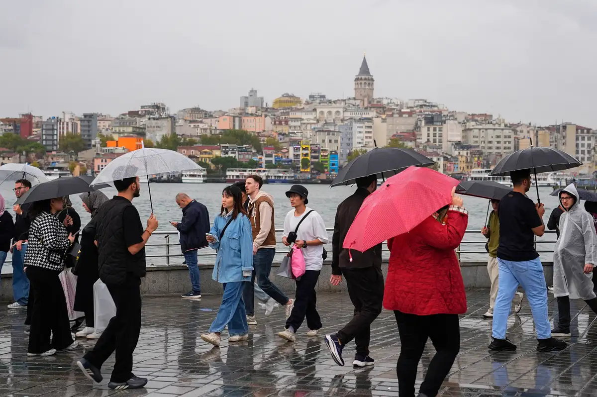 İstanbul'da kuvvetli sağanak: Valilik 3 ilçeye uyarı