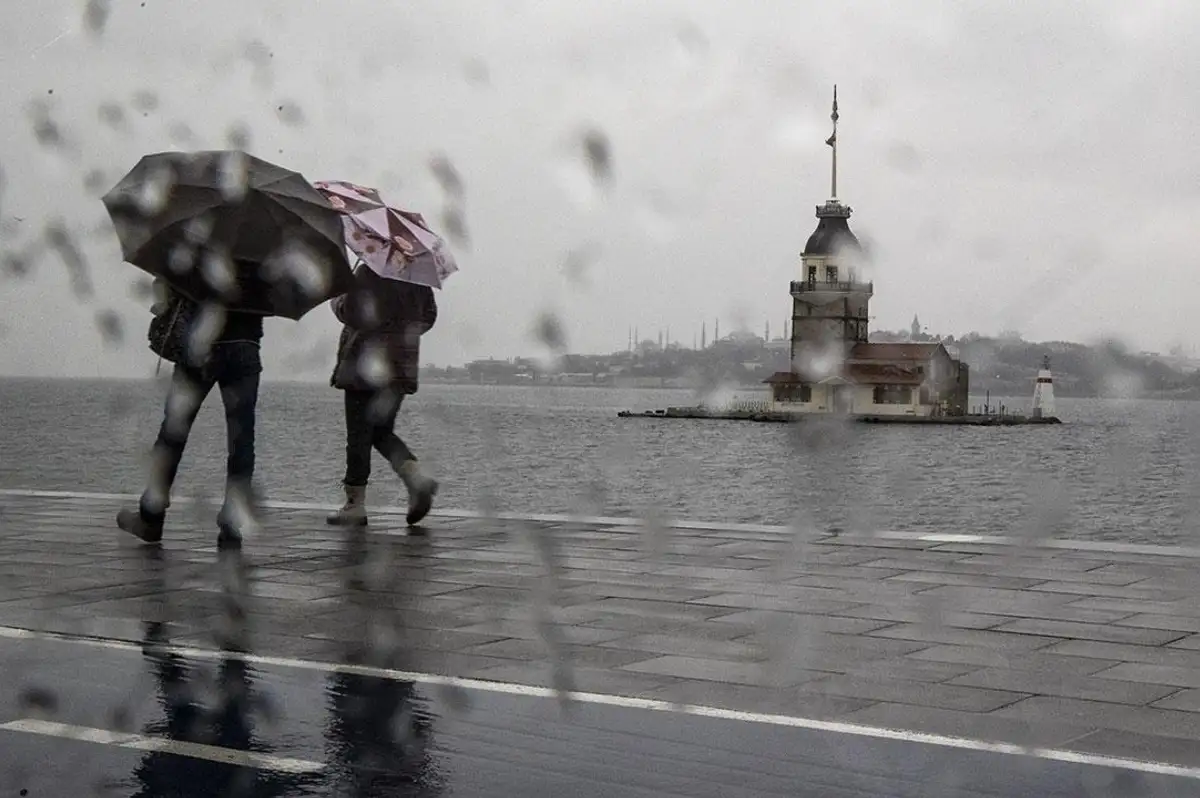 AKOM: İstanbul'da Fırtına ve Sağanak Yağış Cumartesi Sabahına Kadar Sürecek