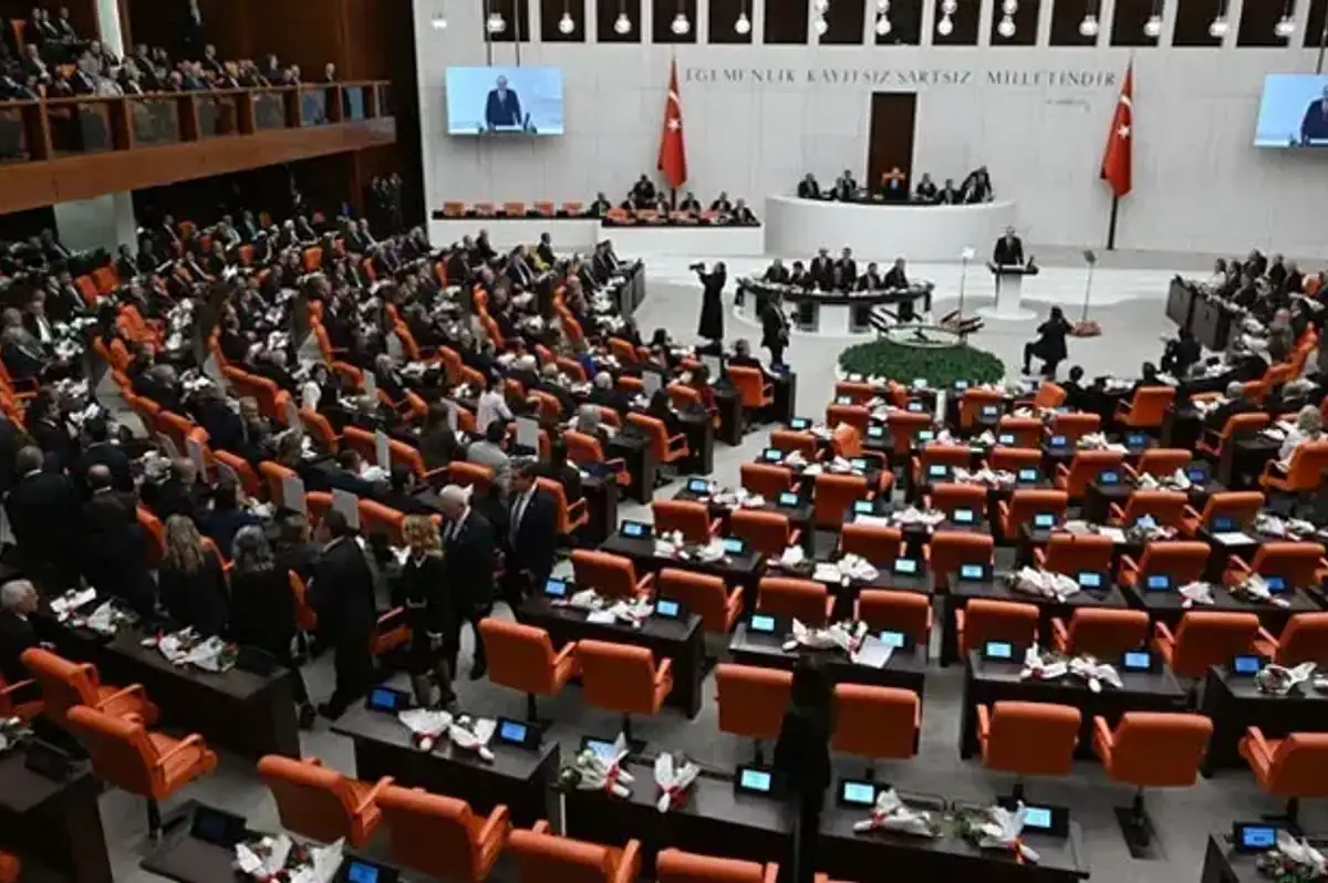 Burhanettin Duran'dan Yeni Parti Grubu'nun TBMM'de Salonu Terk Etmesine Sert Tepki