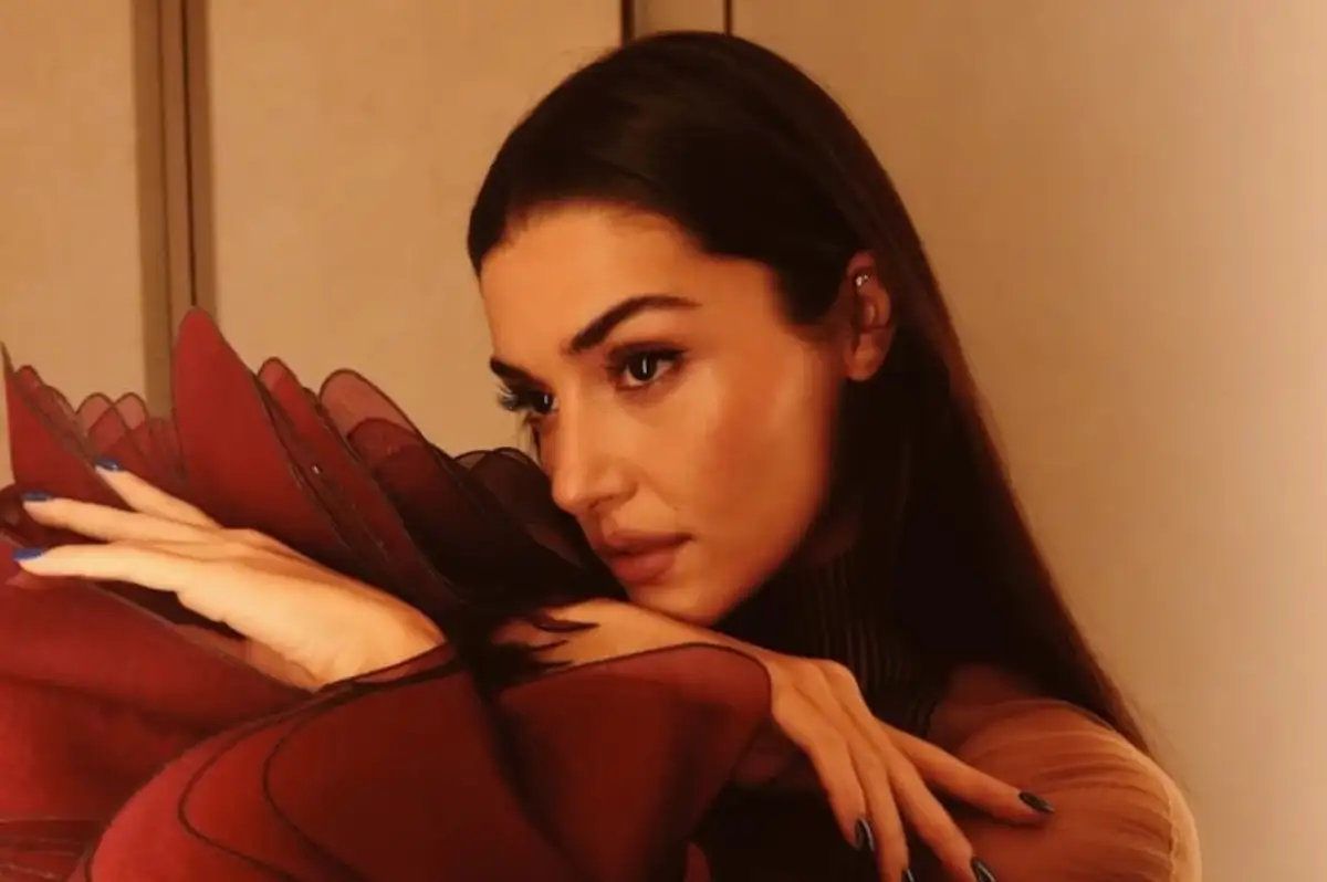 Hande Erçel Bordolara Büründü! O Pozlara Beğeni Yağdı