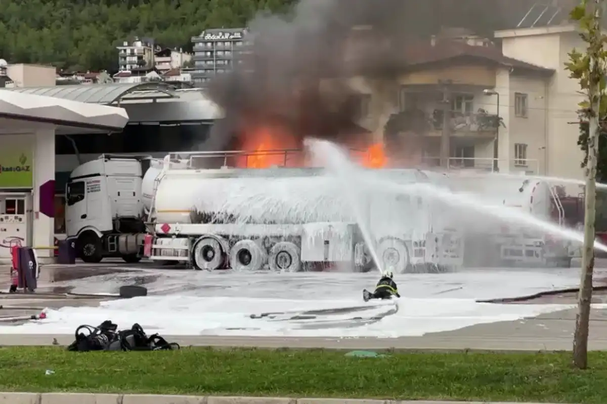 Akaryakıt istasyonunda tanker patladı, yangın yanındakine de sıçradı