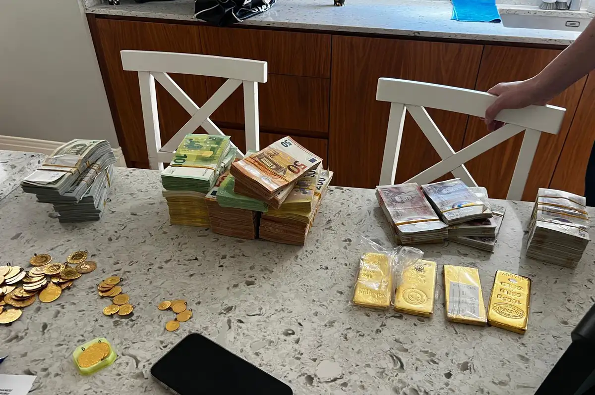 Mersin'de yolsuzluk soruşturması: Şüphelinin evinde servet ele geçirildi
