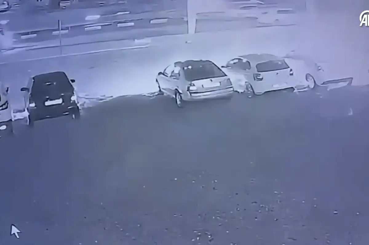 Benzin bidonuyla geldi, galerideki 6 aracı kundakladı