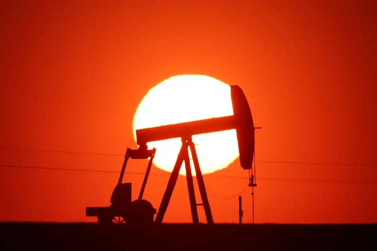 Petrol fiyatları arz baskısıyla 100 doların üzerinde kaldı