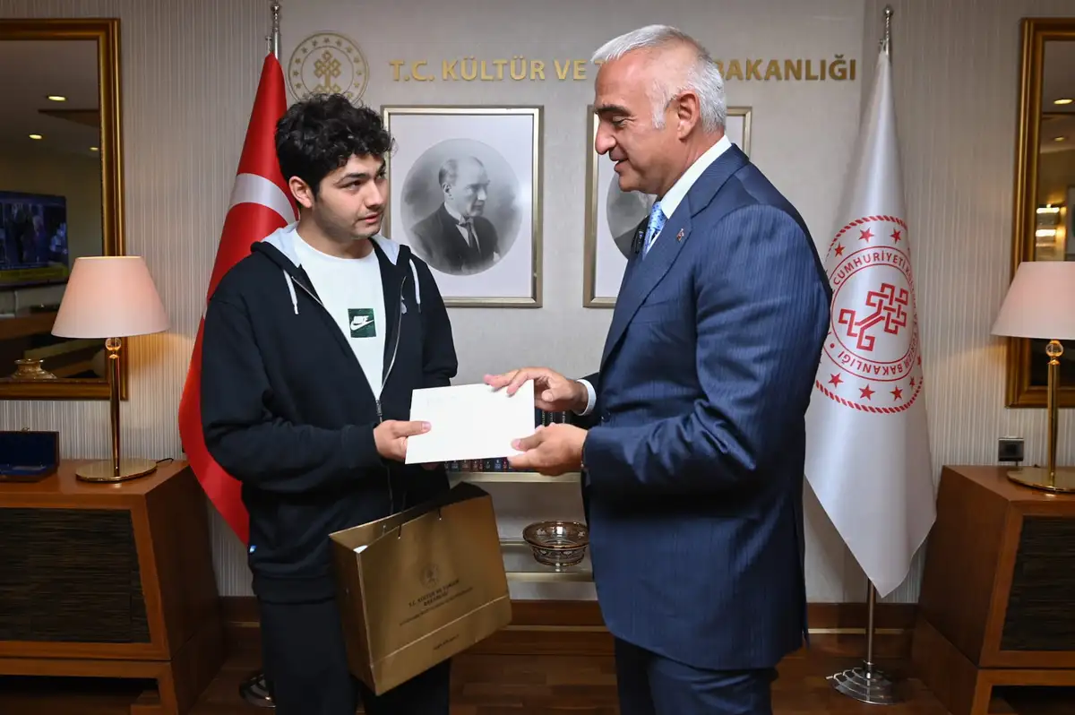 Bakan Ersoy taşımalı eğitimden Hacettepe Tıp'a uzanan öğrenciyi ağırladı