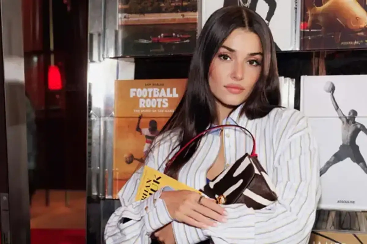 Hande Erçel Paris'te Orhan Pamuk Kitaplarıyla Görüldü