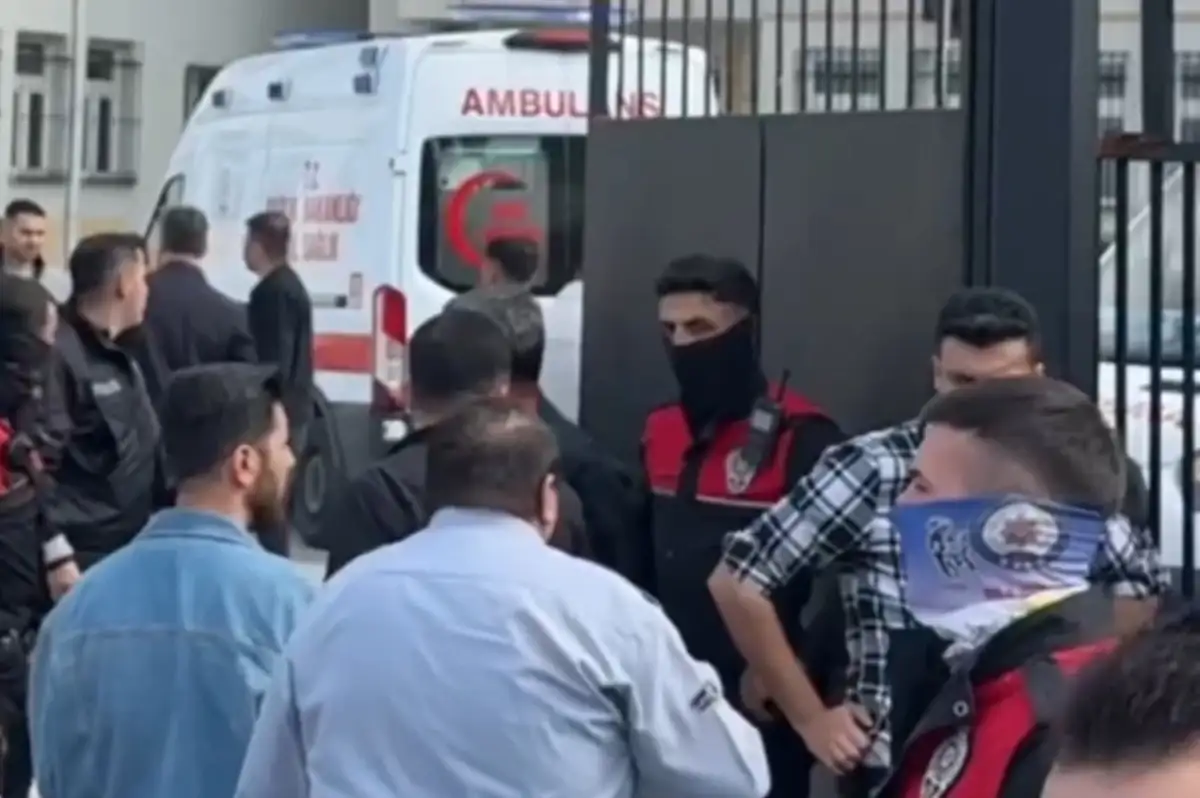İstanbul Esenyurt'ta Lisede Bıçaklı Öğrenci Kavgası: Ekipler Sevk Edildi