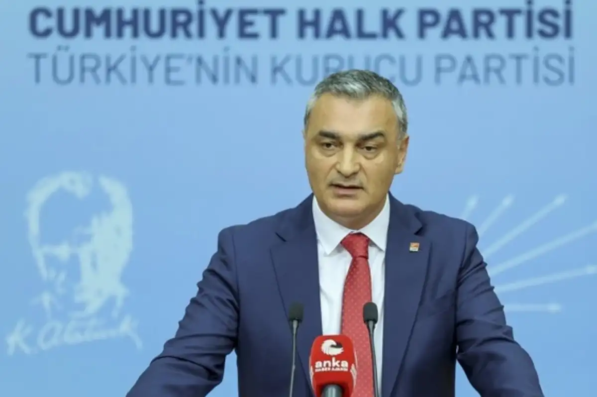 Müslim Sarı'dan Özgür Özel'e: "İzmir Halkından Özür Dile"