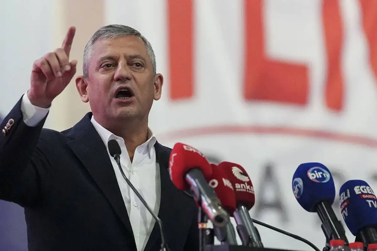 Özgür Özel Mersin’de Vatandaşlara Seslendi: "Asla Teslim Olmayacağız"