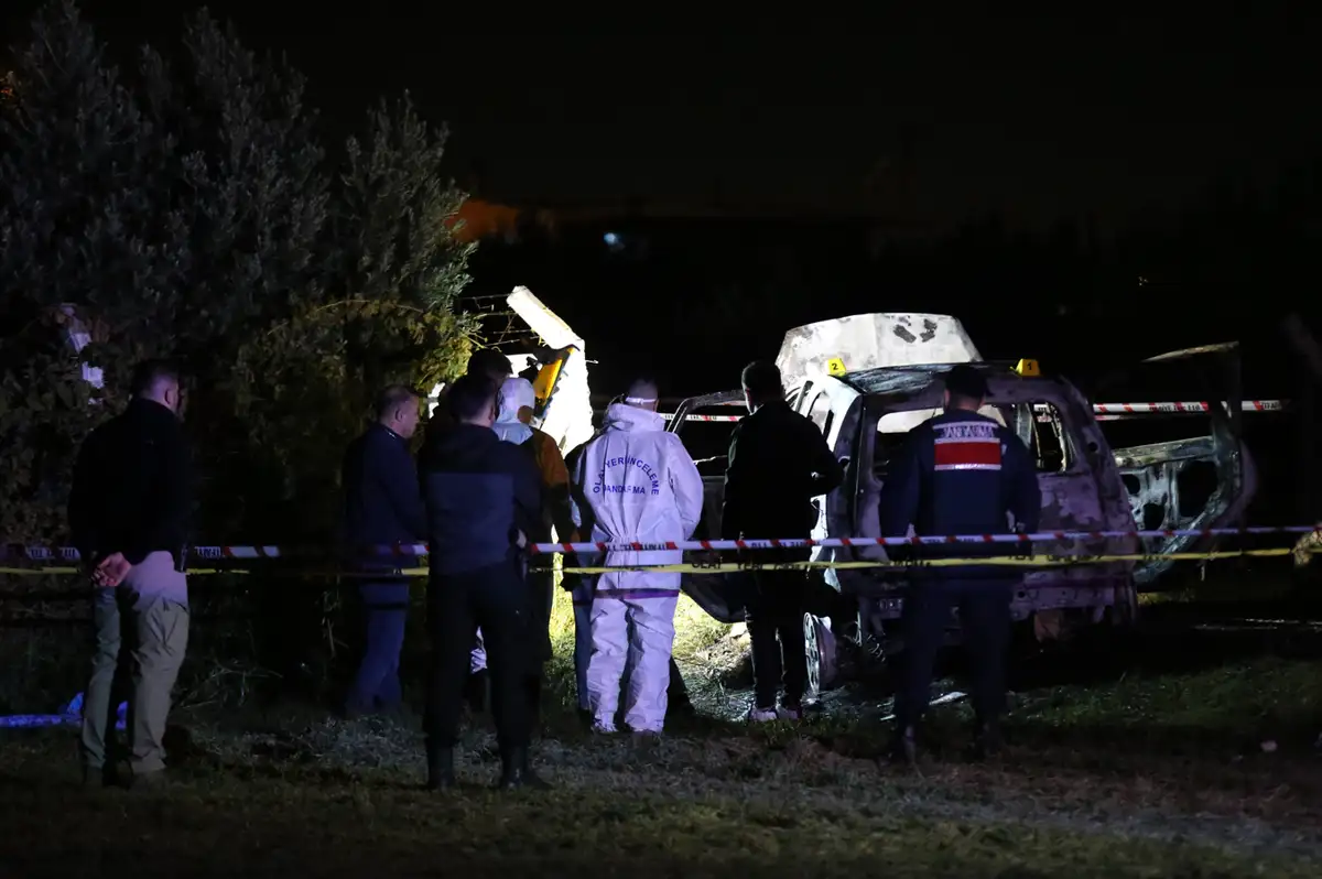 Manisa Akhisar'da yanan otomobilde erkek cesedi bulundu