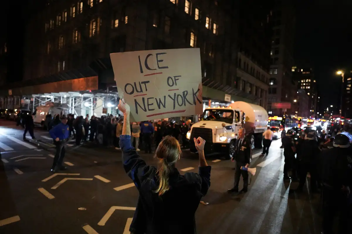New York'ta göçmen operasyonunda ateş açıldı, protestolar çıktı