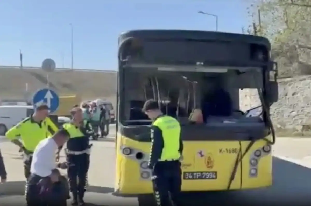 Sultangazi'de İETT Otobüsü Duvara Çarptı: 4 Yaralı