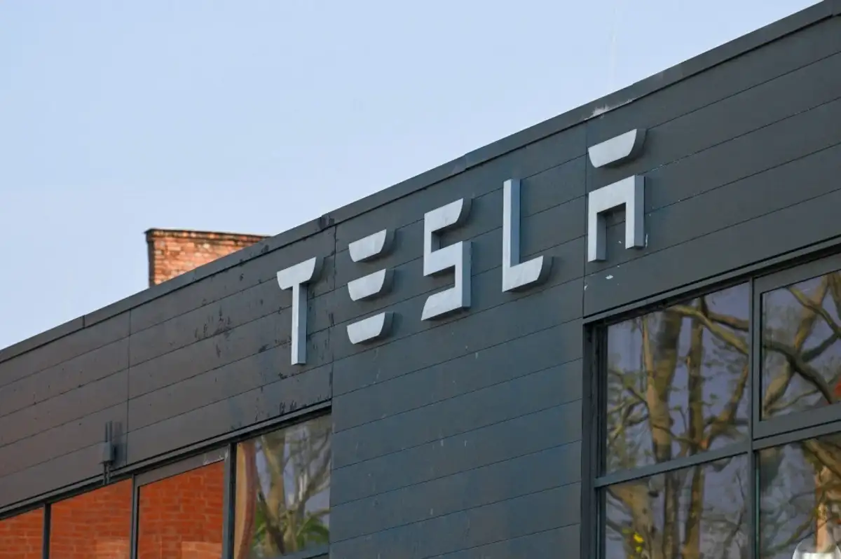 Tesla'dan dikkat çeken karar: Tam otonom sürüşün adını değiştirdi