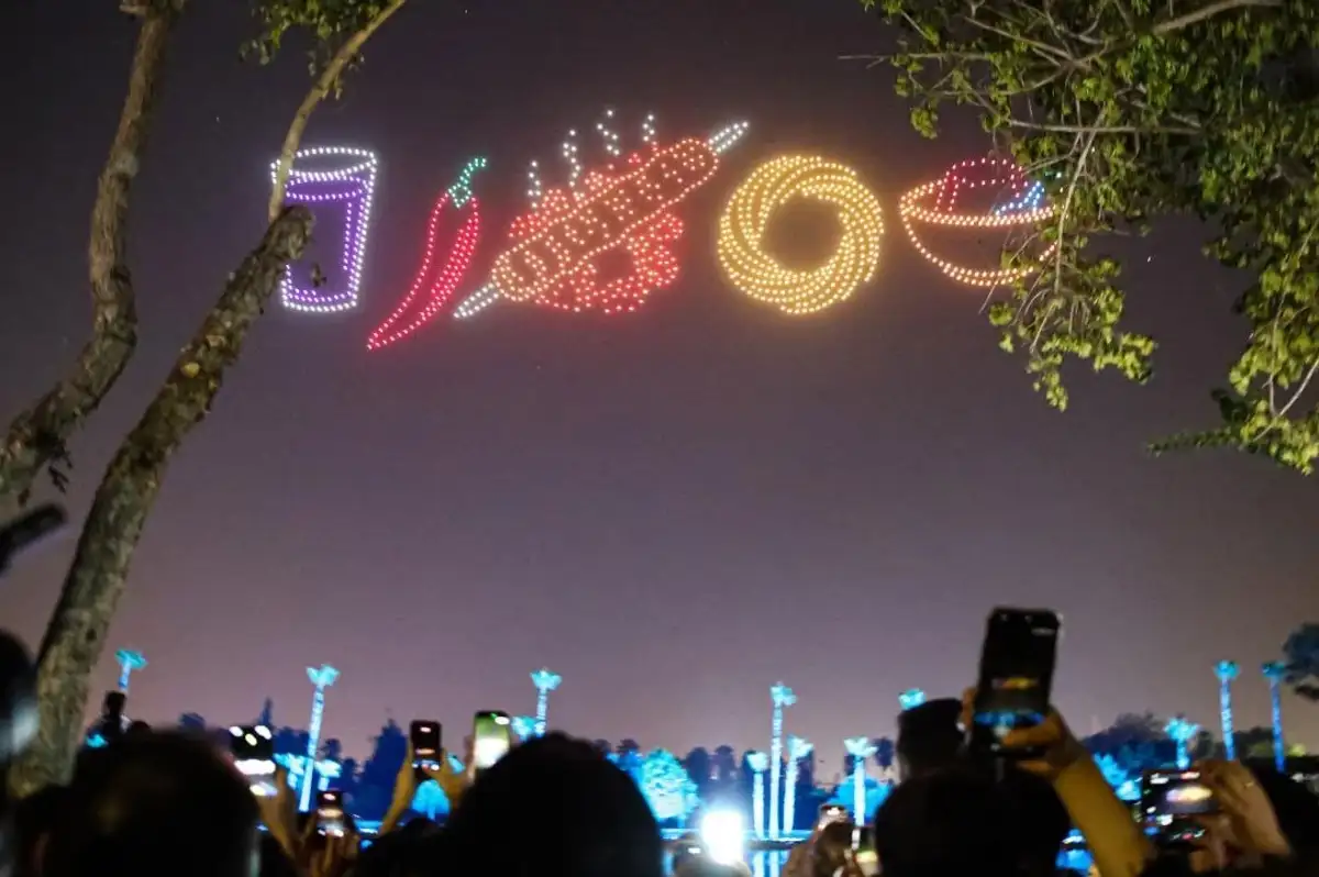 Adana Lezzet Festivali'nde dronlu gösteri gökyüzünü süsledi
